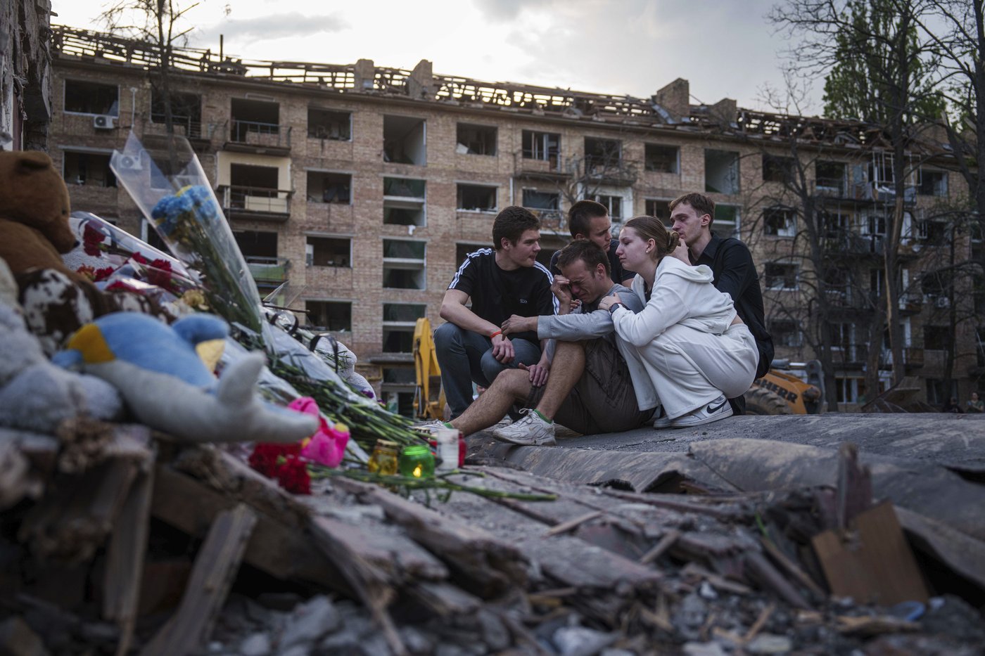 A young couple in Ukraine delighted in first love. Then the war came for them | iNFOnews.ca