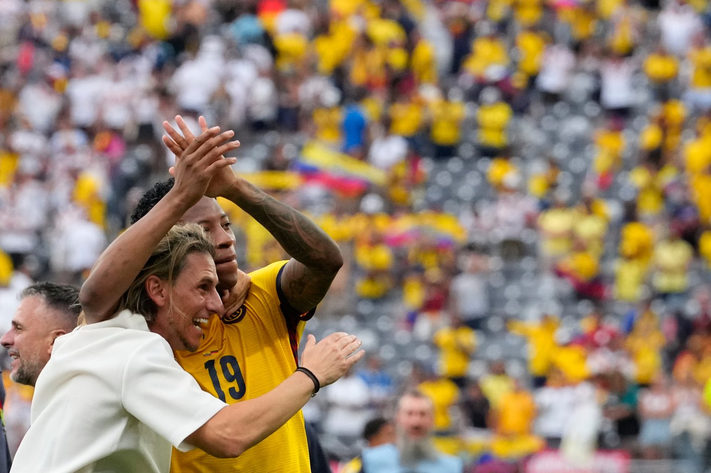 Ecuador coach Sebastián Beccacece shares an emotional moment with his family at the World Cup | iNFOnews.ca Ecuador coach Sebastián Beccacece shares an emotional moment with his family at the World Cup | iNFOnews.ca