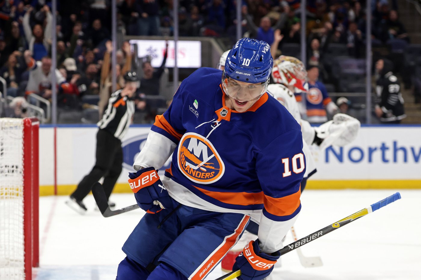 Islanders rally from a multigoal deficit to beat the Panthers 5-2 | iNFOnews.ca