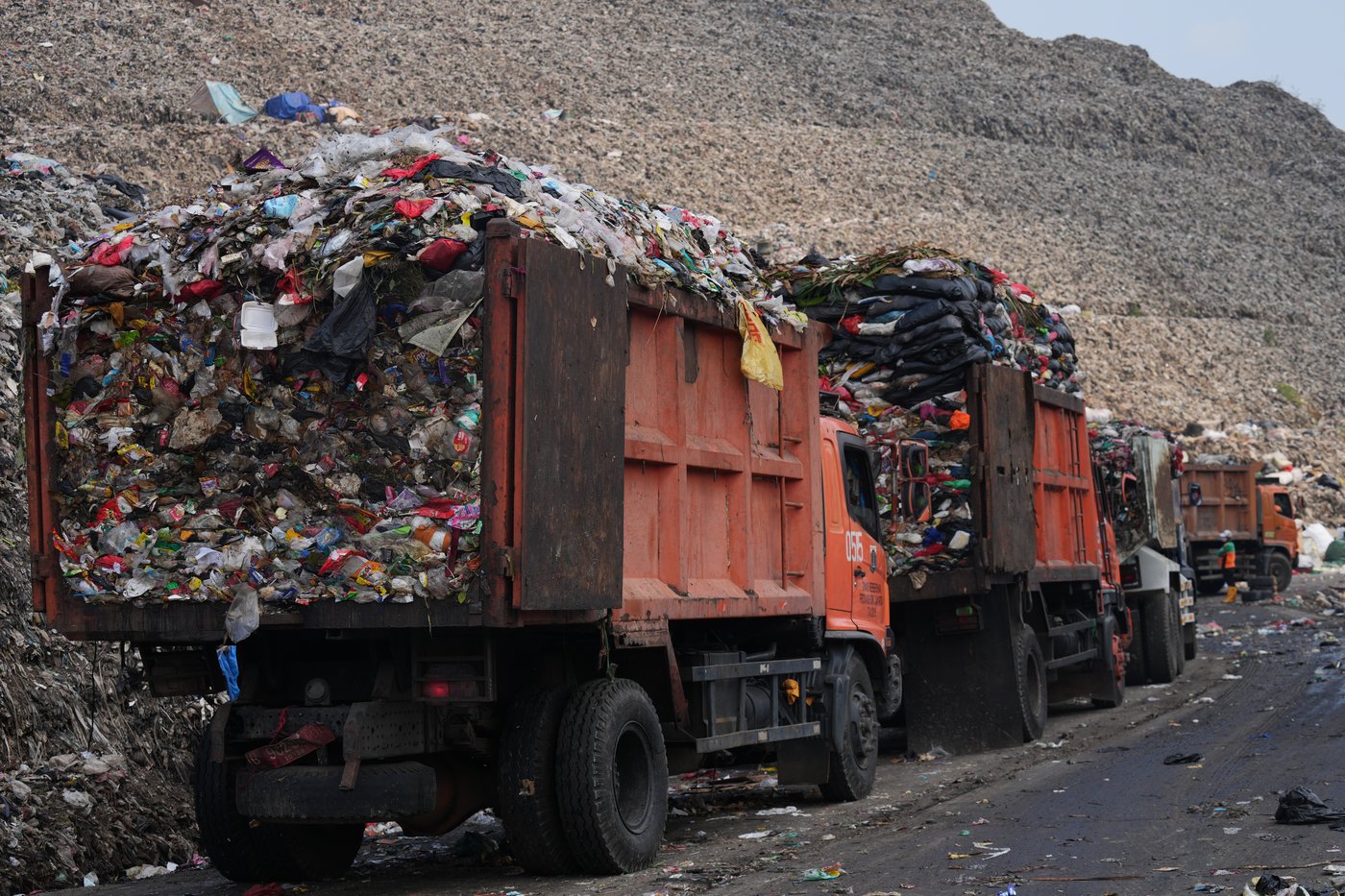 As Indonesia cuts methane emissions, life atop a mountain of garbage begins to change | iNFOnews.ca