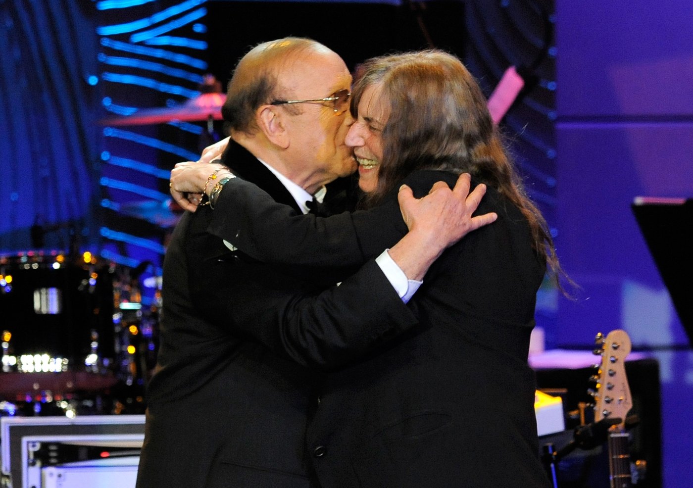 Barry Manilow, Patti Smith, Carlos Santana and more mourn the death of Clive Davis | iNFOnews.ca Barry Manilow, Patti Smith, Carlos Santana and more mourn the death of Clive Davis | iNFOnews.ca