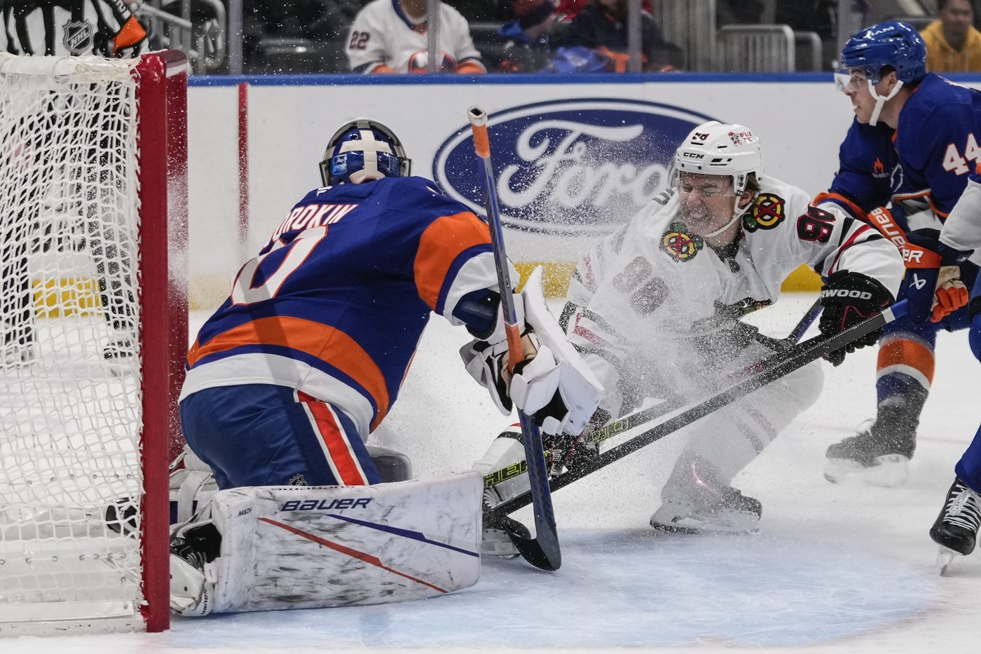 Holmstrom, Dobson lead Islanders to 5-4 win over Blackhawks | iNFOnews.ca