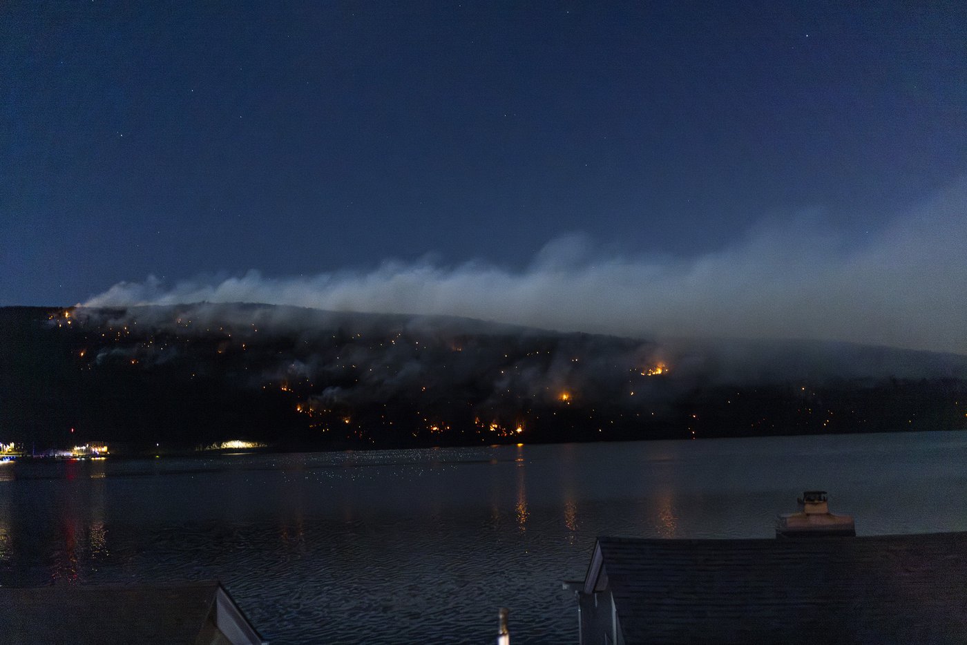 Firefighters are closer to taming the wildfire that's across the New Jersey-New York border | iNFOnews.ca