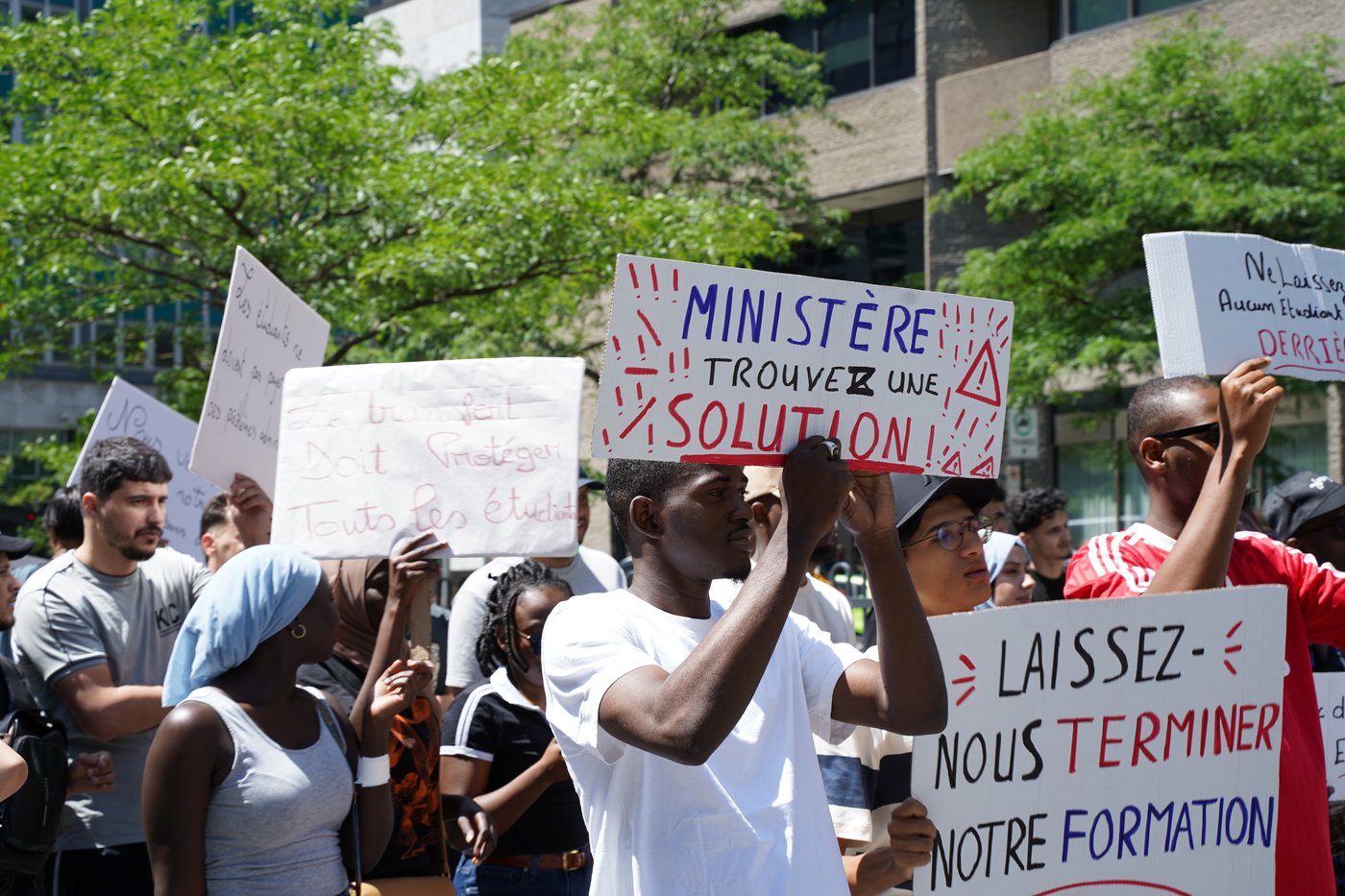Students protest closure of Montreal college after provincial permit suspension | iNFOnews.ca Students protest closure of Montreal college after provincial permit suspension | iNFOnews.ca