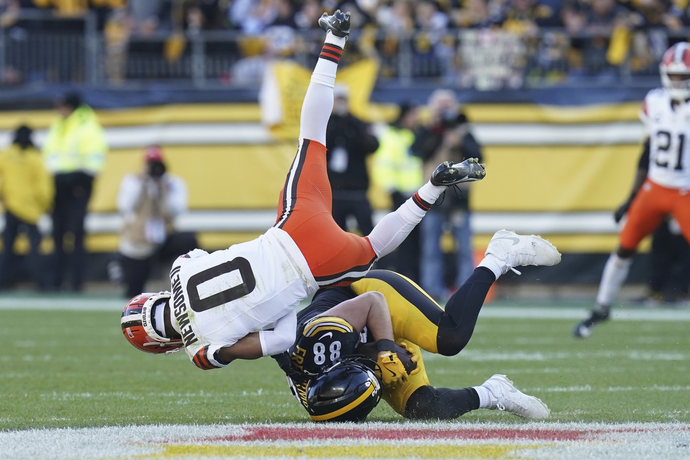 Wilson throws for 2 touchdowns as Steelers cruise past mistake-prone Browns 27-14 | iNFOnews.ca Wilson throws for 2 touchdowns as Steelers cruise past mistake-prone Browns 27-14 | iNFOnews.ca