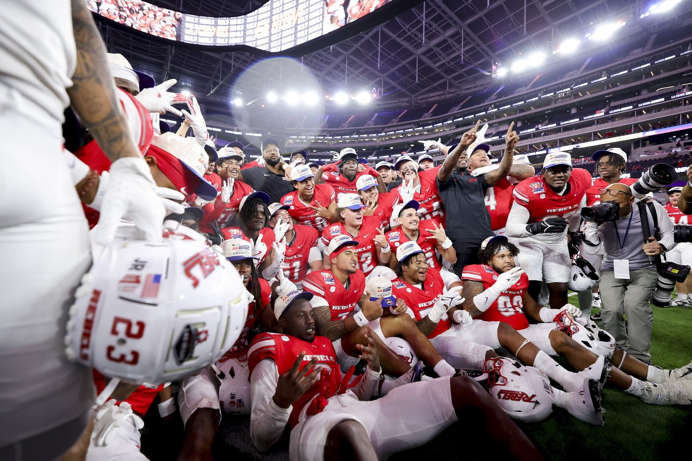 Hajj-Malik Williams throws 2 TDs passes to help No. 24 UNLV beat Cal 24-13 in the LA Bowl | iNFOnews.ca Hajj-Malik Williams throws 2 TDs passes to help No. 24 UNLV beat Cal 24-13 in the LA Bowl | iNFOnews.ca