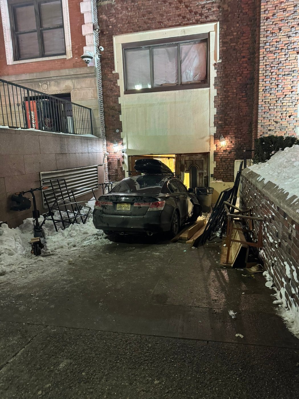 Car rams into Chabad headquarters in New York City, damaging doors | iNFOnews.ca Car rams into Chabad headquarters in New York City, damaging doors | iNFOnews.ca