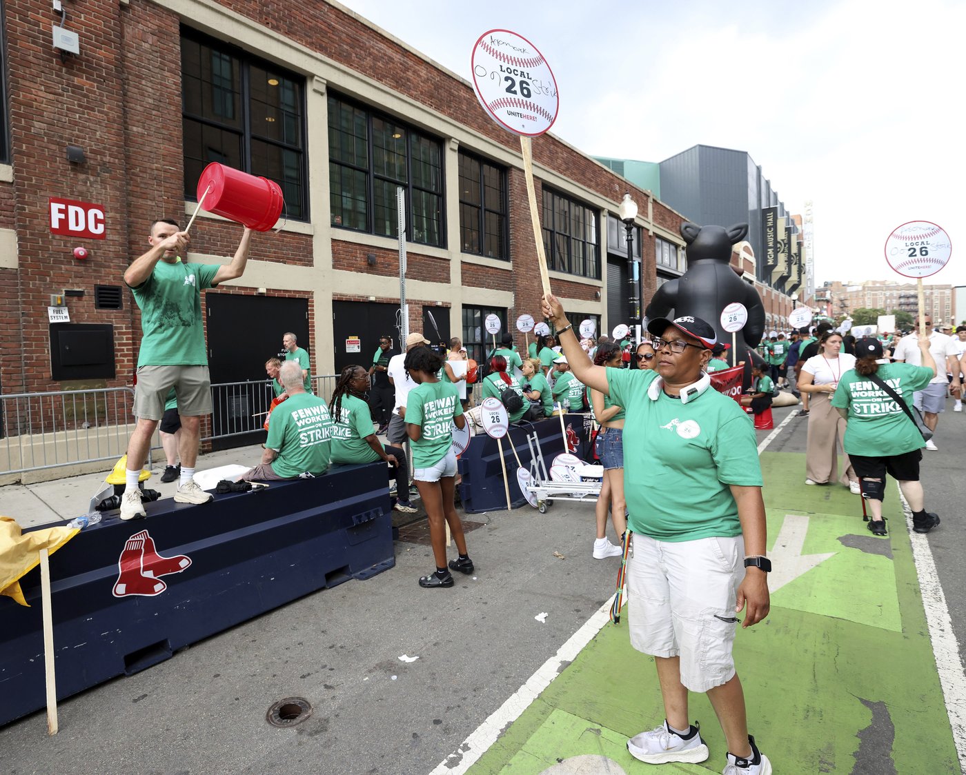 Beer and food workers on strike at Fenway Park for homestand between Dodgers and Red Sox | iNFOnews.ca