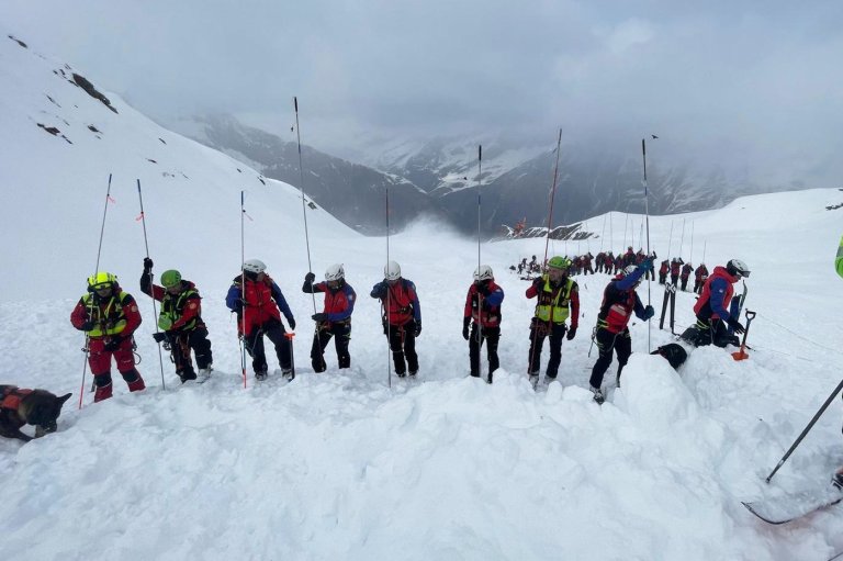 A deadly South Tyrol avalanche kills 2 skiers, trapping 25 near the Austria border | iNFOnews.ca