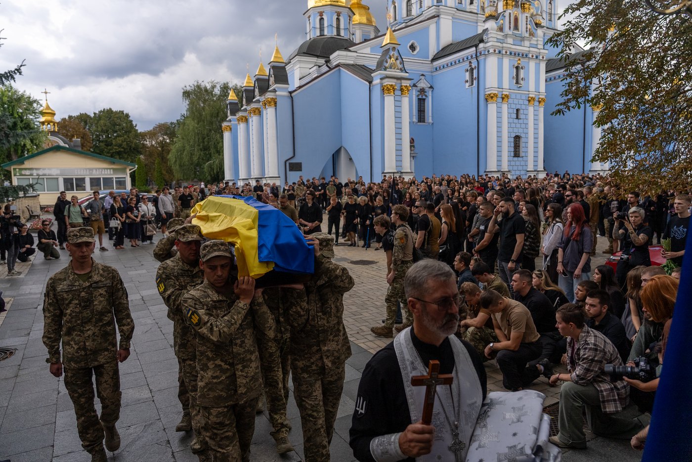 A pregnant soldier mourns her 21-year-old husband at his funeral in Ukraine | iNFOnews.ca A pregnant soldier mourns her 21-year-old husband at his funeral in Ukraine | iNFOnews.ca