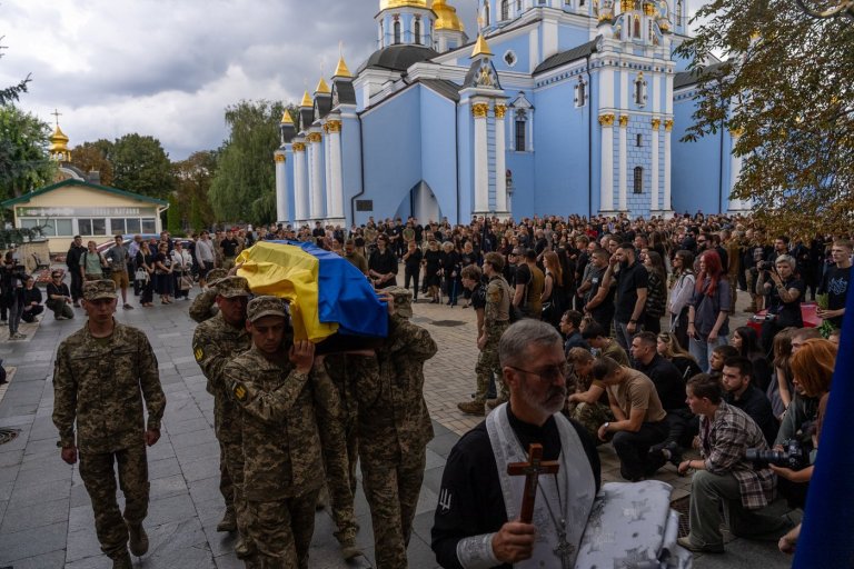 A pregnant soldier mourns her 21-year-old husband at his funeral in Ukraine | iNFOnews.ca