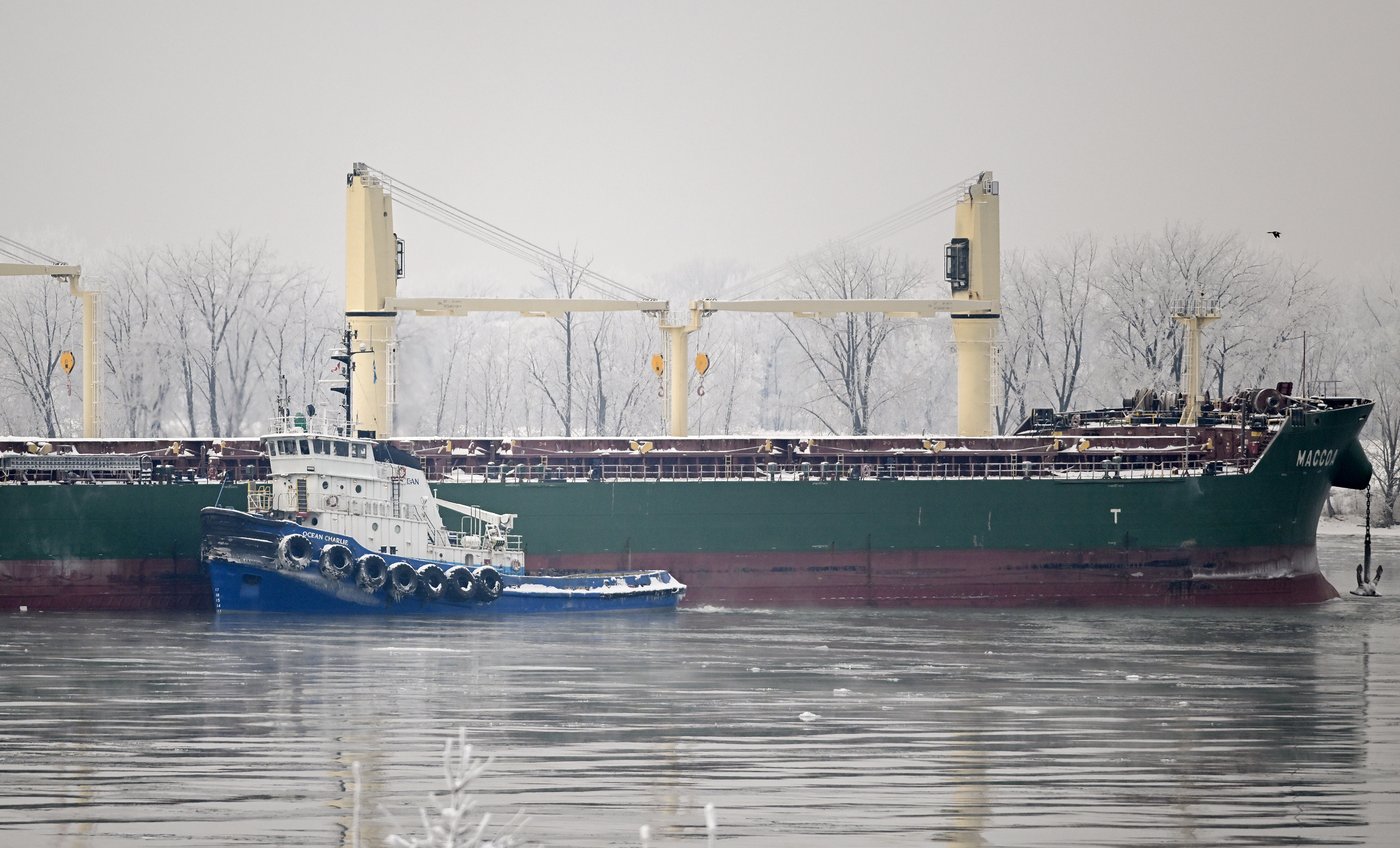 Tugboats, crews try to refloat ship stuck in St. Lawrence River near Montreal | iNFOnews.ca