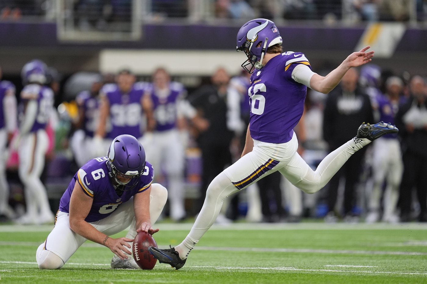Unbeaten Vikings keep Dolphins winless with dominant defense, Reichard's kicks, Hockenson's catches | iNFOnews.ca