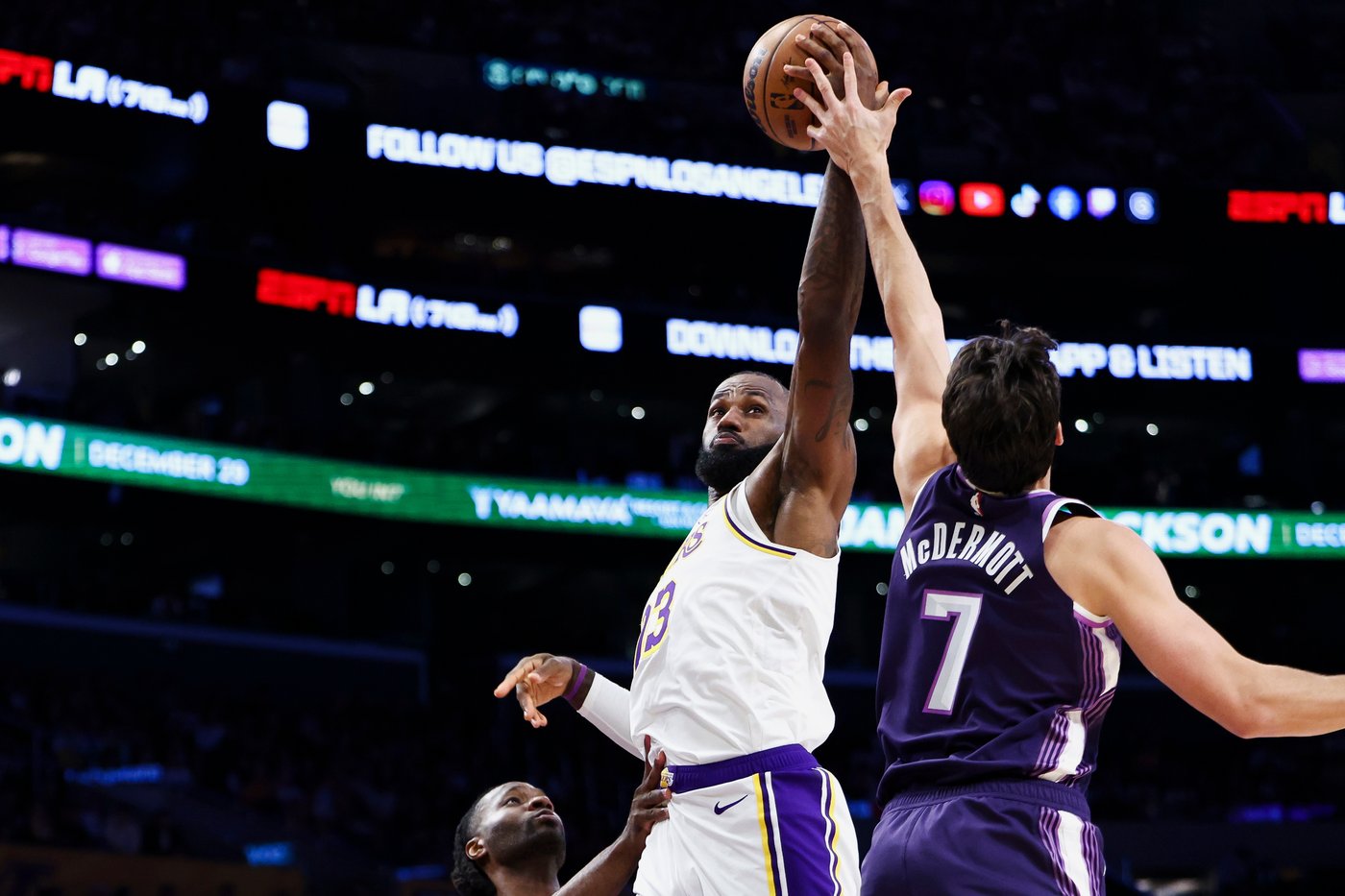 Luka Doncic and LeBron James combine for 68 points, Lakers end skid with 125-101 win over Kings | iNFOnews.ca
