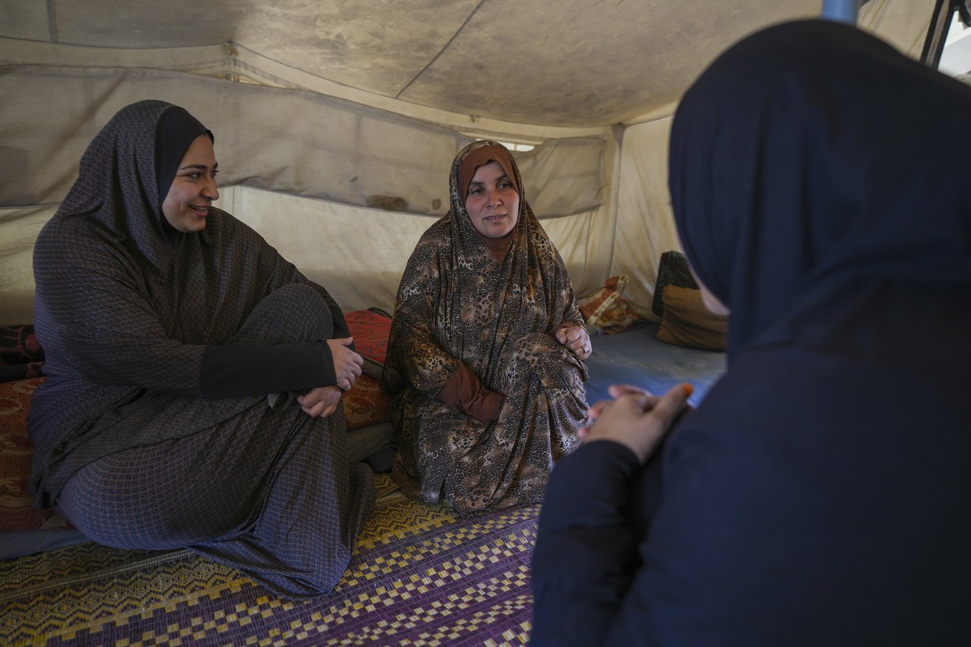 In Gaza's crowded tent camps, women wrestle with a life stripped of privacy | iNFOnews.ca