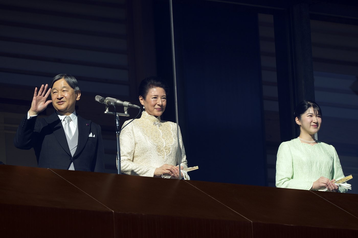 Japanese emperor and his family greet flag-waving crowd at the palace for New Year's | iNFOnews.ca