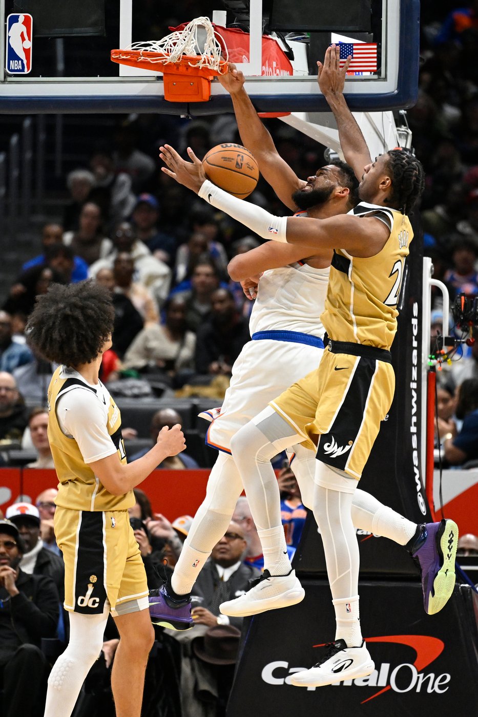 Knicks lose Hart to injury, but still win their 7th straight with ease, 132-101 over the Wizards | iNFOnews.ca