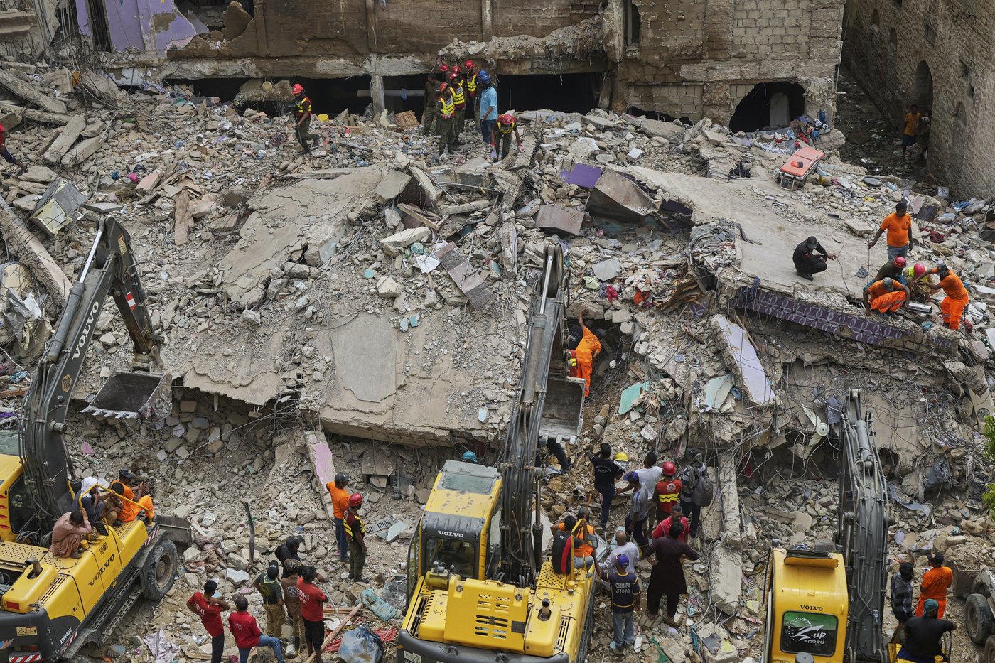 A multistory building collapse in Pakistan's port city of Karachi kills at least 6 people | iNFOnews.ca