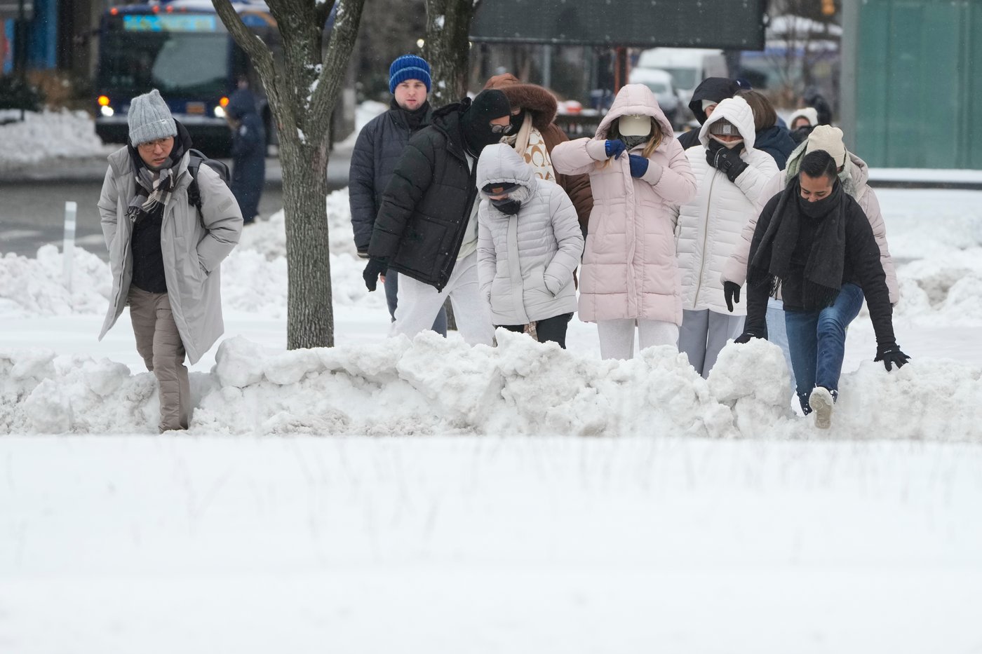 Blizzard warnings send East Coast scrambling to prepare for heavy snow and strong winds | iNFOnews.ca