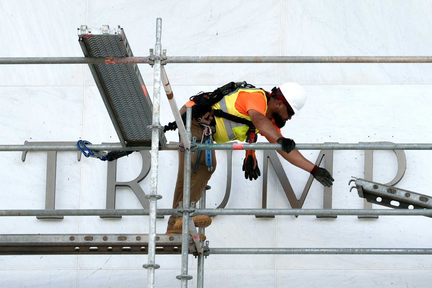 Trump's name is gone from the Kennedy Center's facade after court rulings | iNFOnews.ca