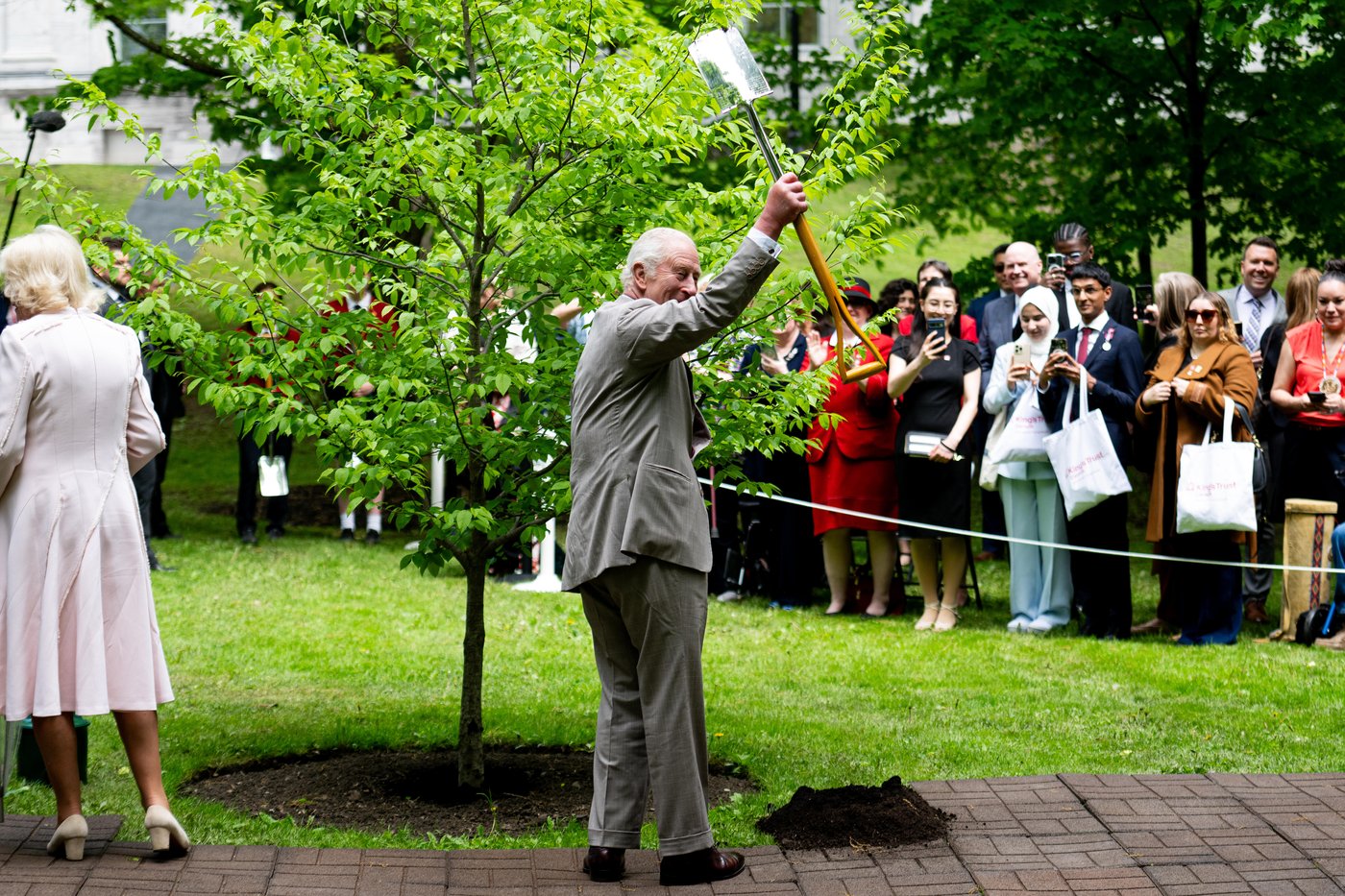 King Charles, Queen Camilla delight Ottawa crowds with 'momentous' royal visit | iNFOnews.ca