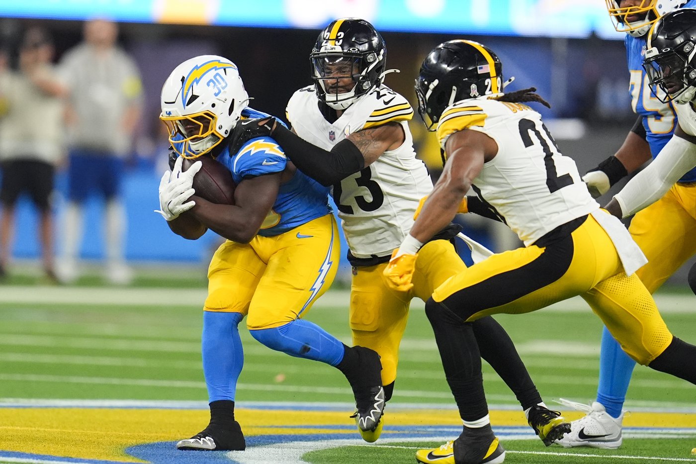 Six-time Pro Bowl CB Darius Slay puts off reporting to Bills to focus on family, consider retirement | iNFOnews.ca