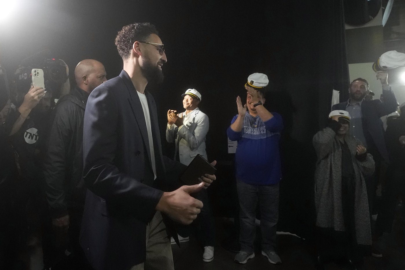 Klay Thompson returns to cheers from some 400 Warriors employees | iNFOnews.ca Klay Thompson returns to cheers from some 400 Warriors employees | iNFOnews.ca