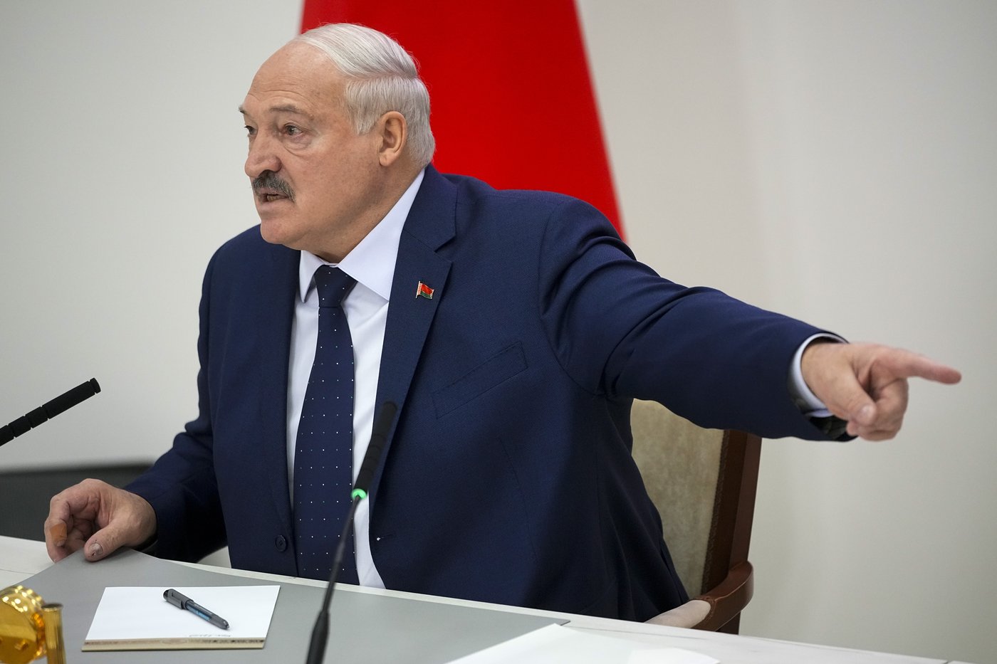 Belarus frees an American and 2 other people in a bid to repair ties with Washington | iNFOnews.ca