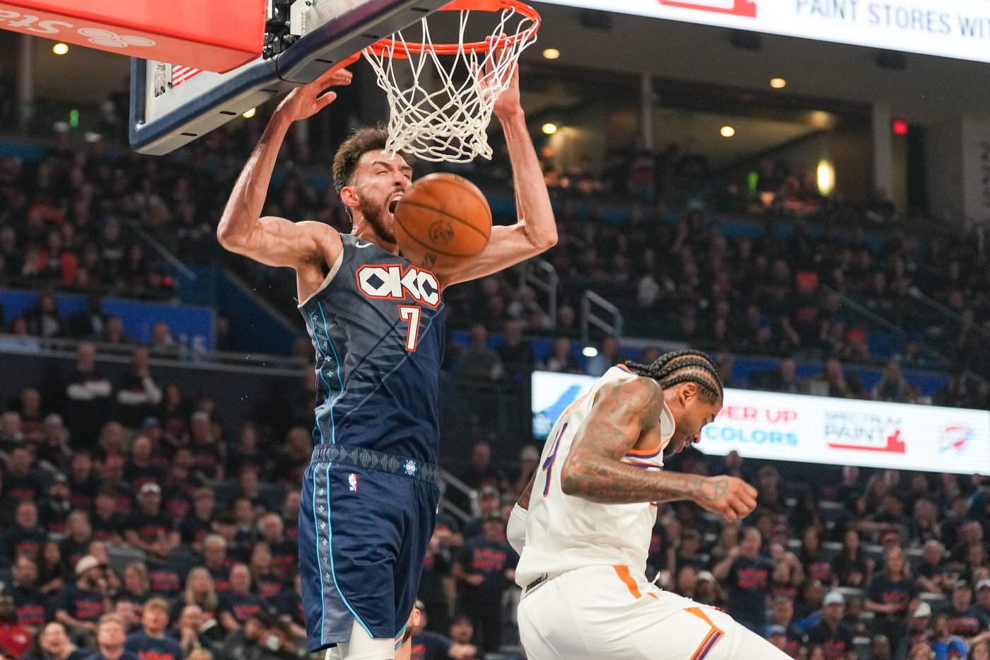 Gilgeous-Alexander scores 37 as the Thunder beat the Suns to go up 2-0 in their 1st-round series | iNFOnews.ca