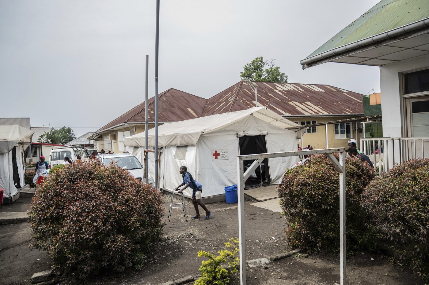 Panic spreads in eastern Congo's largest city as rebels battling the army close in around Goma | iNFOnews.ca