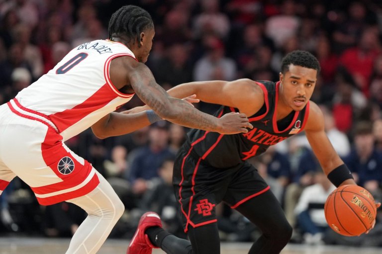 Awaka grabs 15 rebounds as No. 1 Arizona shuts down San Diego State for 68-45 win in Phoenix | iNFOnews.ca