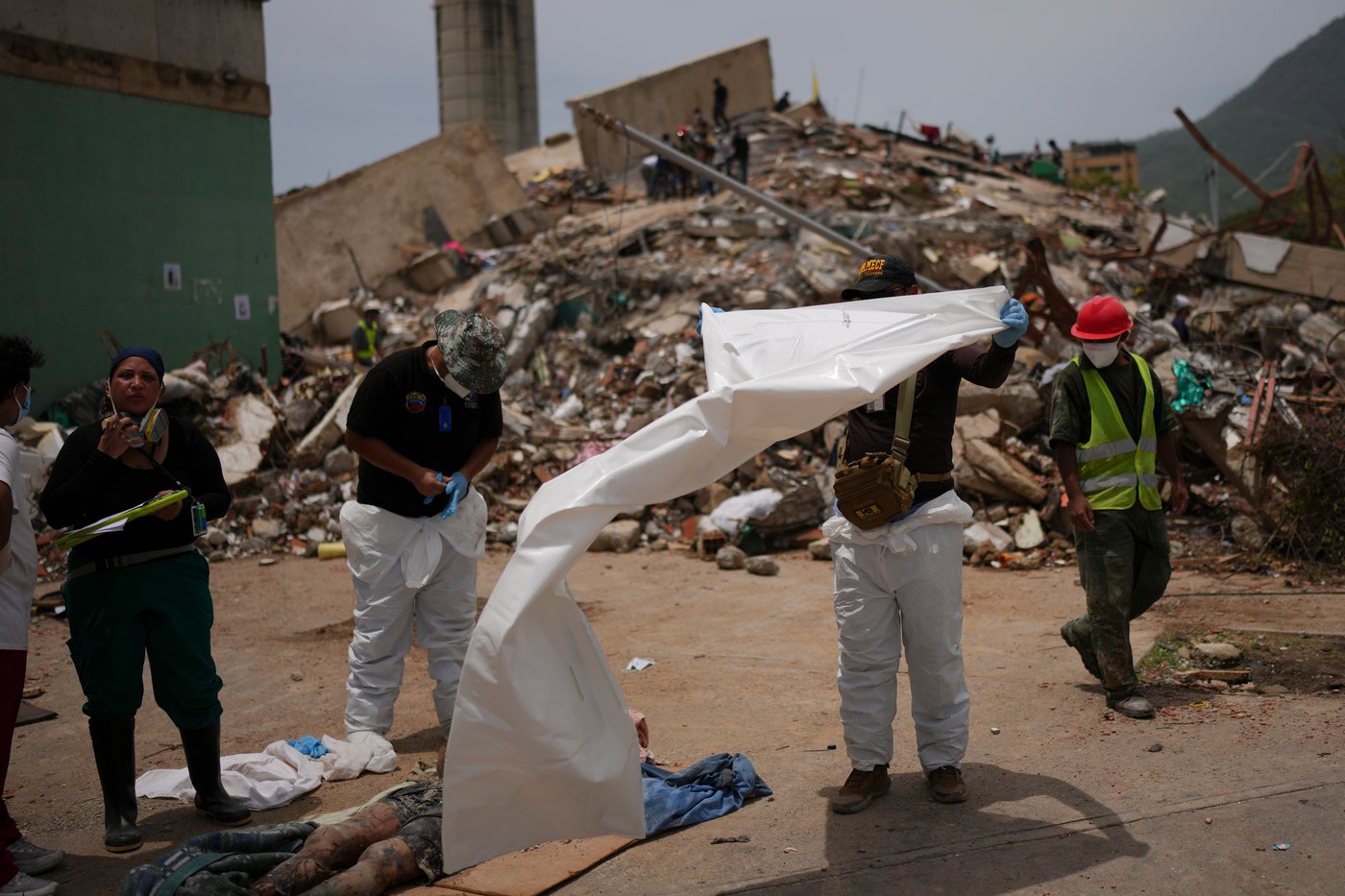 Venezuelans are rushing to identify the bodies of their loved ones as earthquake deaths multiply | iNFOnews.ca