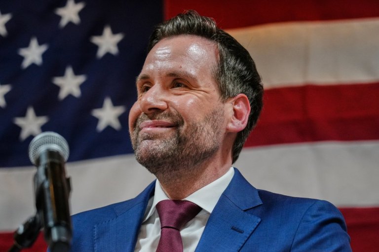 Obama endorses Iowa Democrat Turek for the US Senate in a video of them playing basketball | iNFOnews.ca