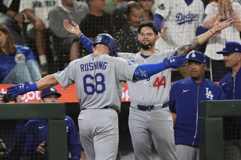 Kiké Hernandez hits go-ahead double in 9th to lift Dodgers past Mariners, 5-3 | iNFOnews.ca