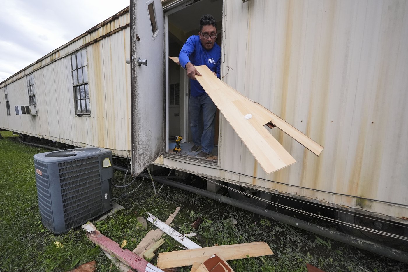 From LA wildfires to hurricanes, immigrants help rebuild after disasters. Some may face deportation | iNFOnews.ca From LA wildfires to hurricanes, immigrants help rebuild after disasters. Some may face deportation | iNFOnews.ca