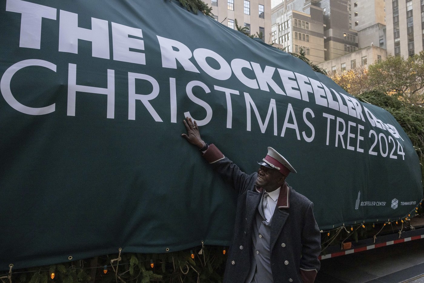 Haul out the holly! Rockefeller Center Christmas Tree arrives in New York City | iNFOnews.ca