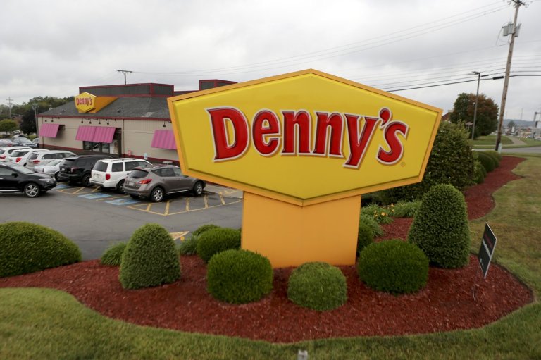 B.C. lawsuit alleges three former Denny's employees stole thousands in tips | iNFOnews.ca