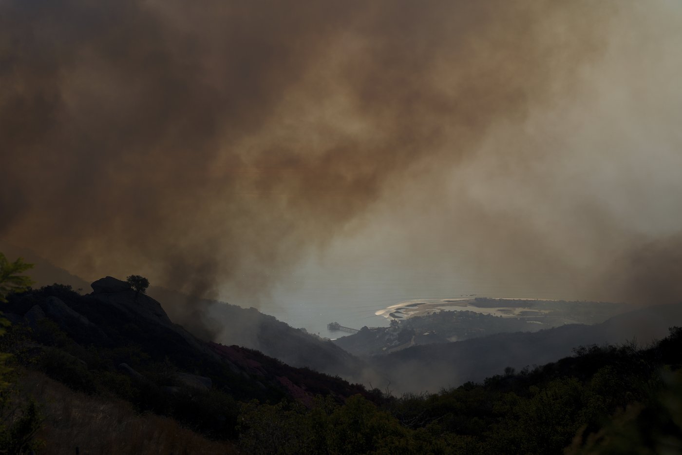 Celebrities and coastal residents flee from wind-driven wildfire in Malibu | iNFOnews.ca