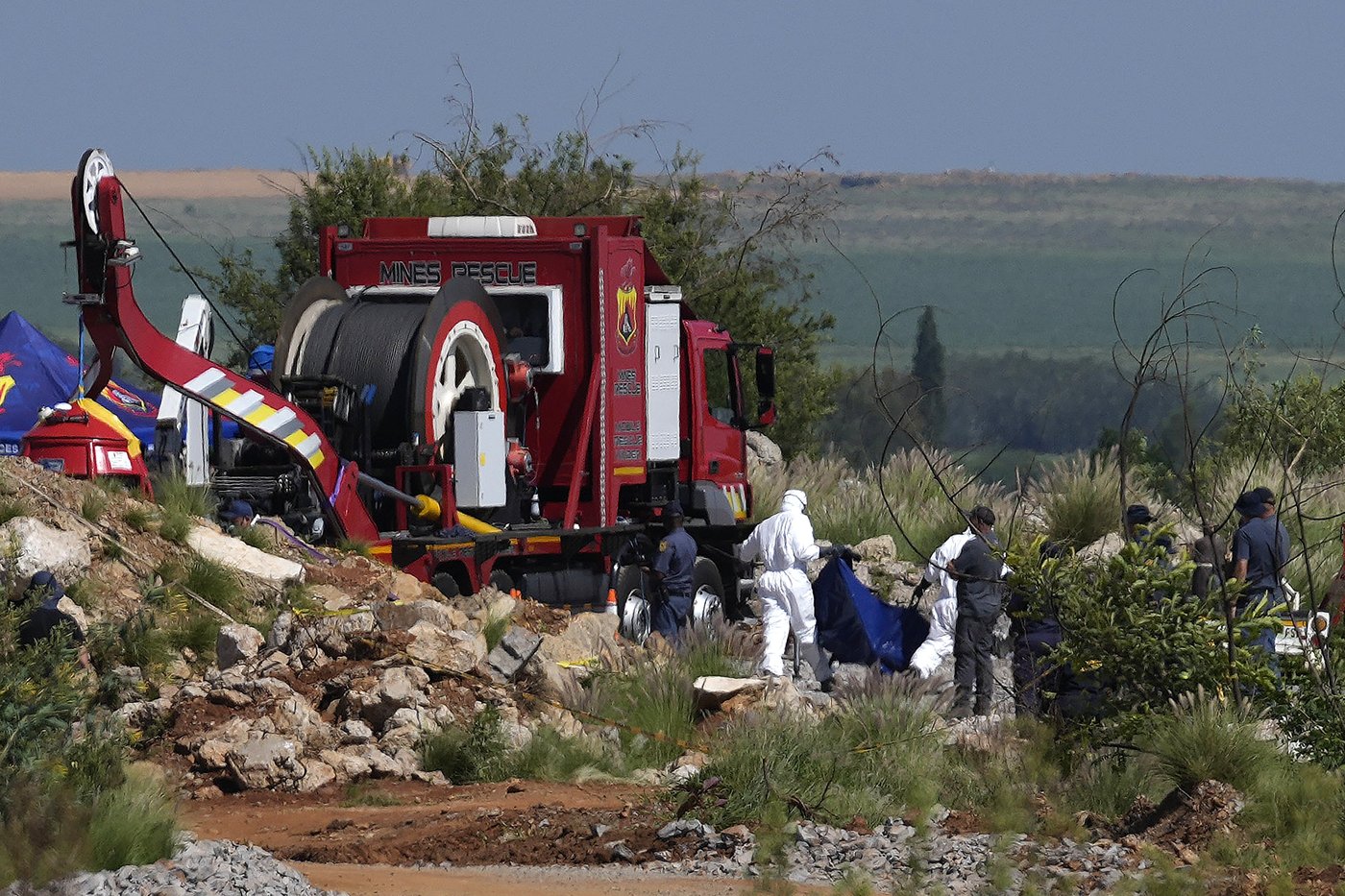 Dozens of survivors and dead pulled from abandoned South African mine as hundreds remain underground | iNFOnews.ca