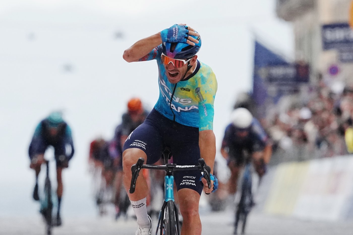 Ballerini dodges a late crash to seize a breakthrough Giro stage win in Naples | iNFOnews.ca