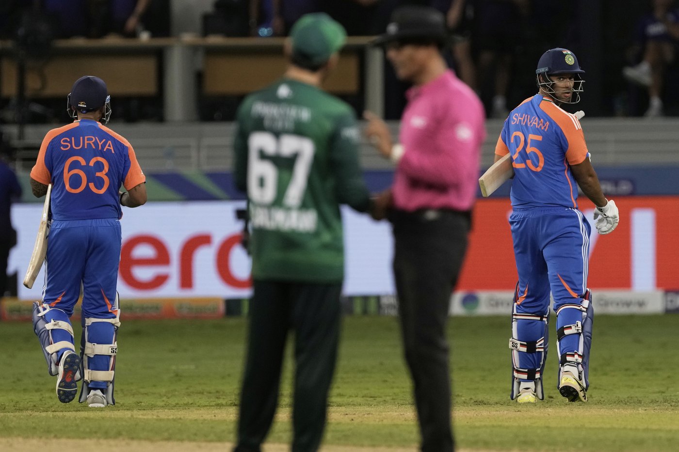 No handshakes between India and Pakistan players as political tension spills onto cricket field | iNFOnews.ca