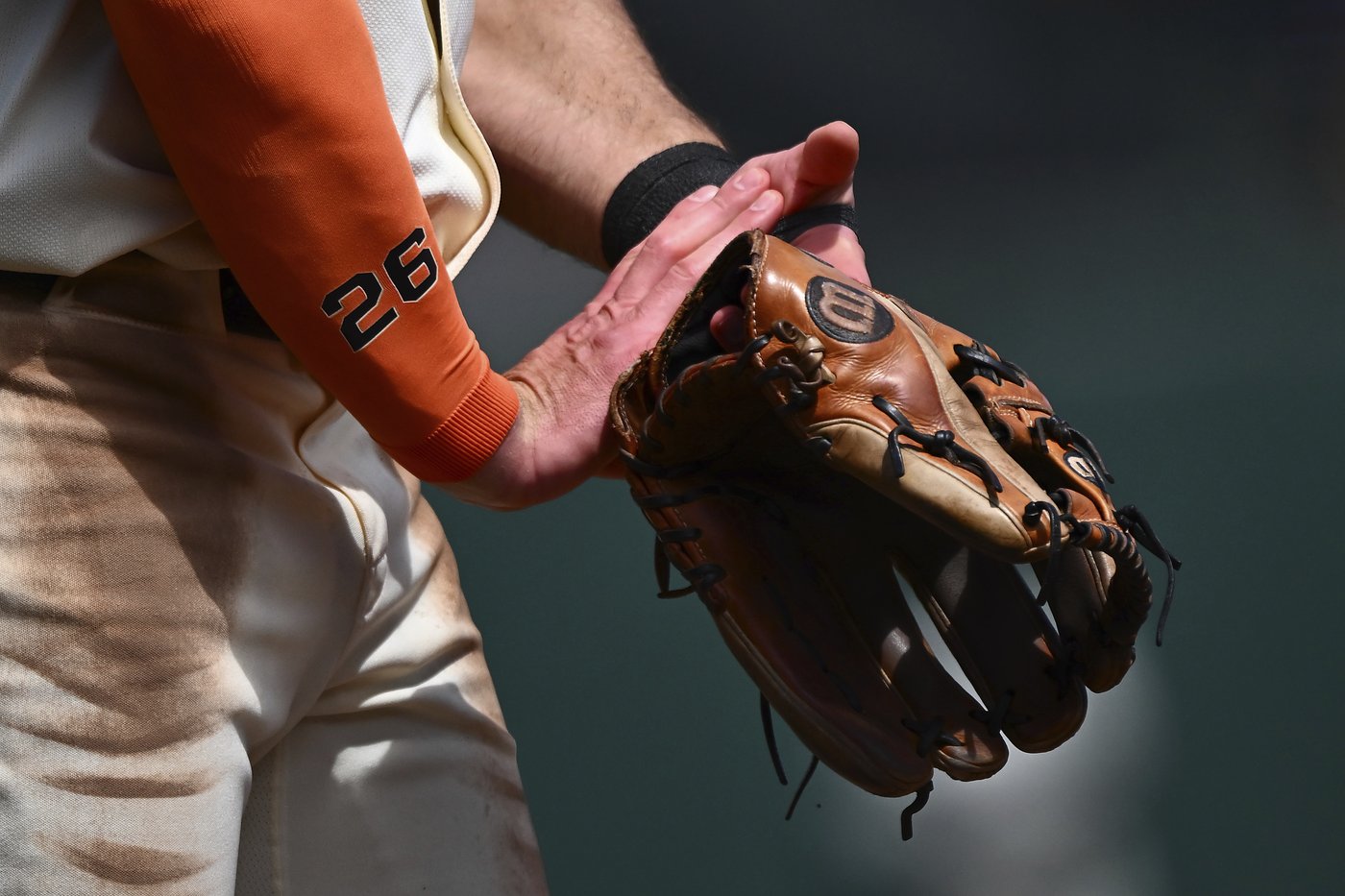 Giants third baseman Matt Chapman goes on 10-day injured list with sprained right hand | iNFOnews.ca