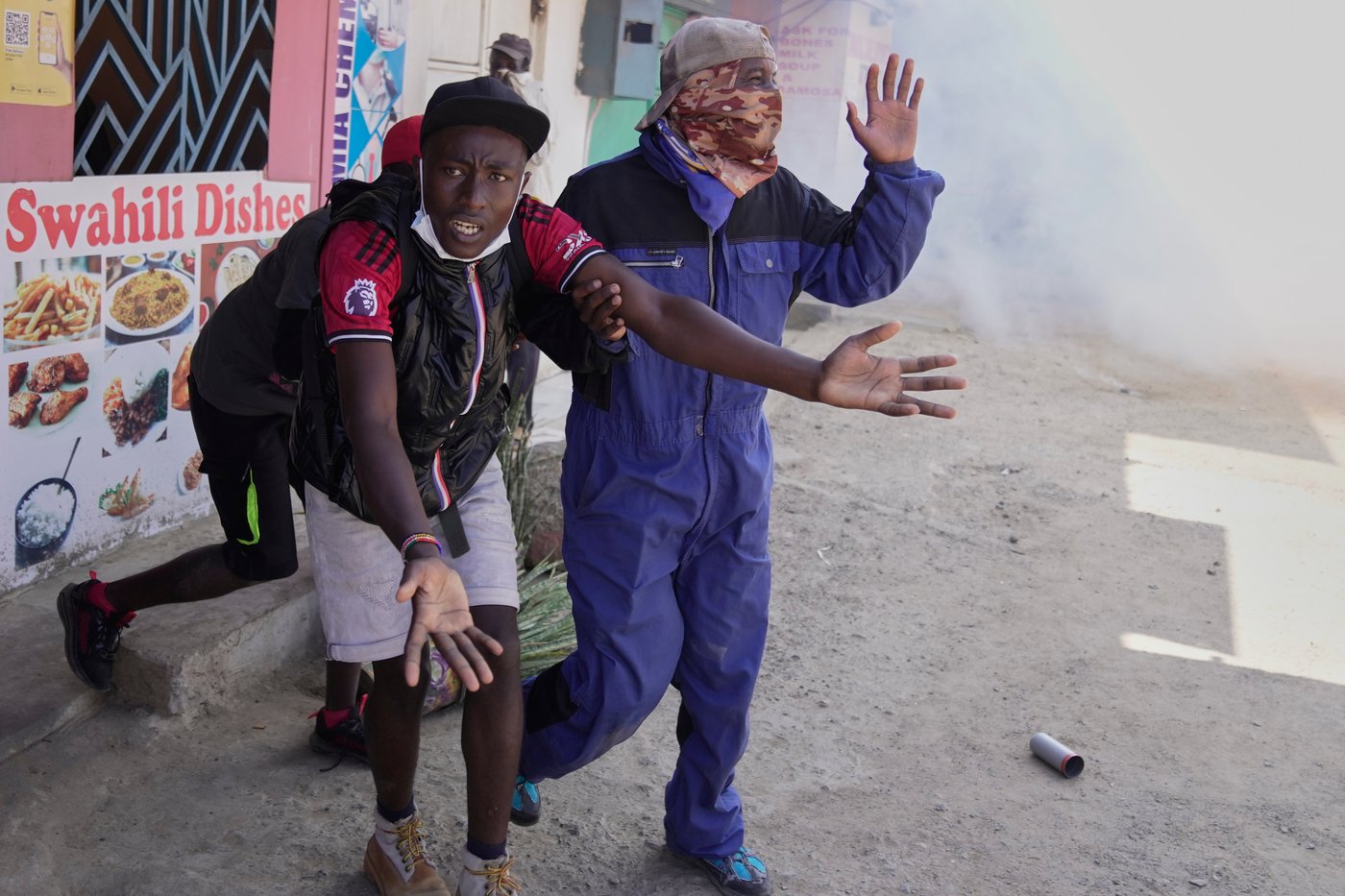 Kenya protesters clash with police over proposed Ebola center for US citizens, in photos | iNFOnews.ca