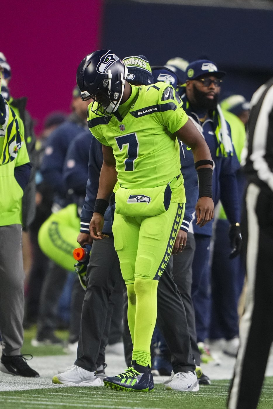 Seahawks QB Geno Smith exits with knee injury against Green Bay and will undergo testing | iNFOnews.ca Seahawks QB Geno Smith exits with knee injury against Green Bay and will undergo testing | iNFOnews.ca