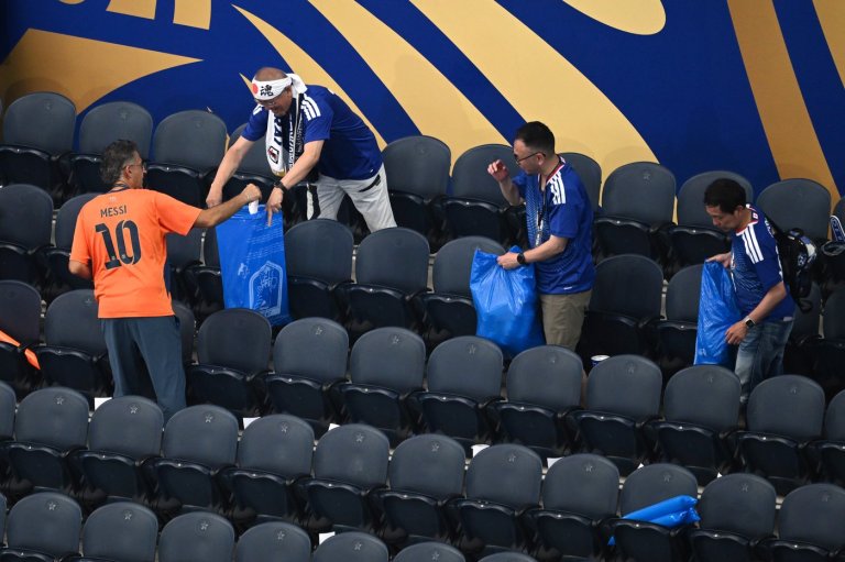 Japan fans use blue bags to uphold a cleansing World Cup tradition after draw | iNFOnews.ca