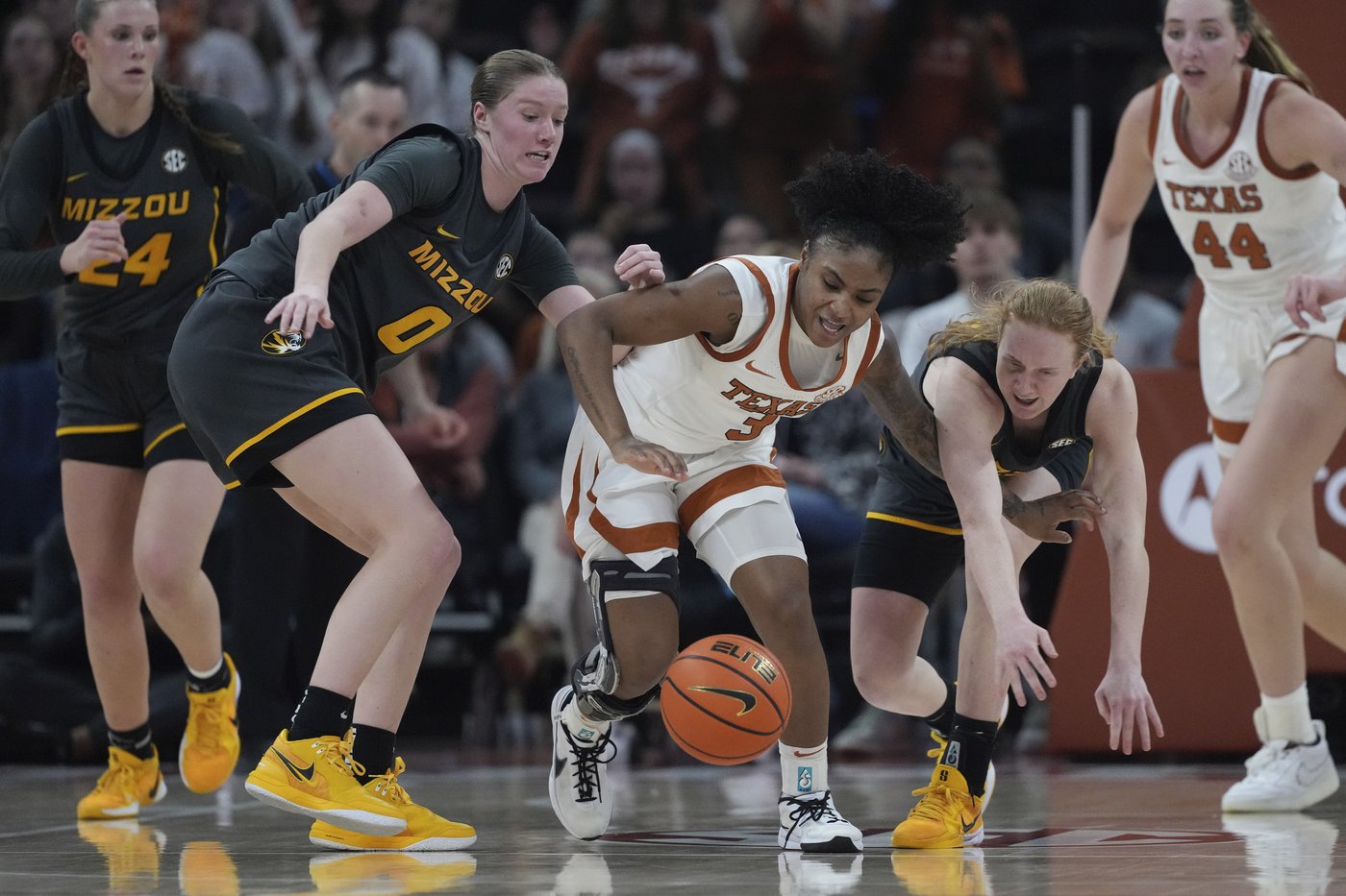 Jones and Booker lead No. 5 Texas past Missouri 70-61 for Longhorns' 18th straight home win | iNFOnews.ca Jones and Booker lead No. 5 Texas past Missouri 70-61 for Longhorns' 18th straight home win | iNFOnews.ca