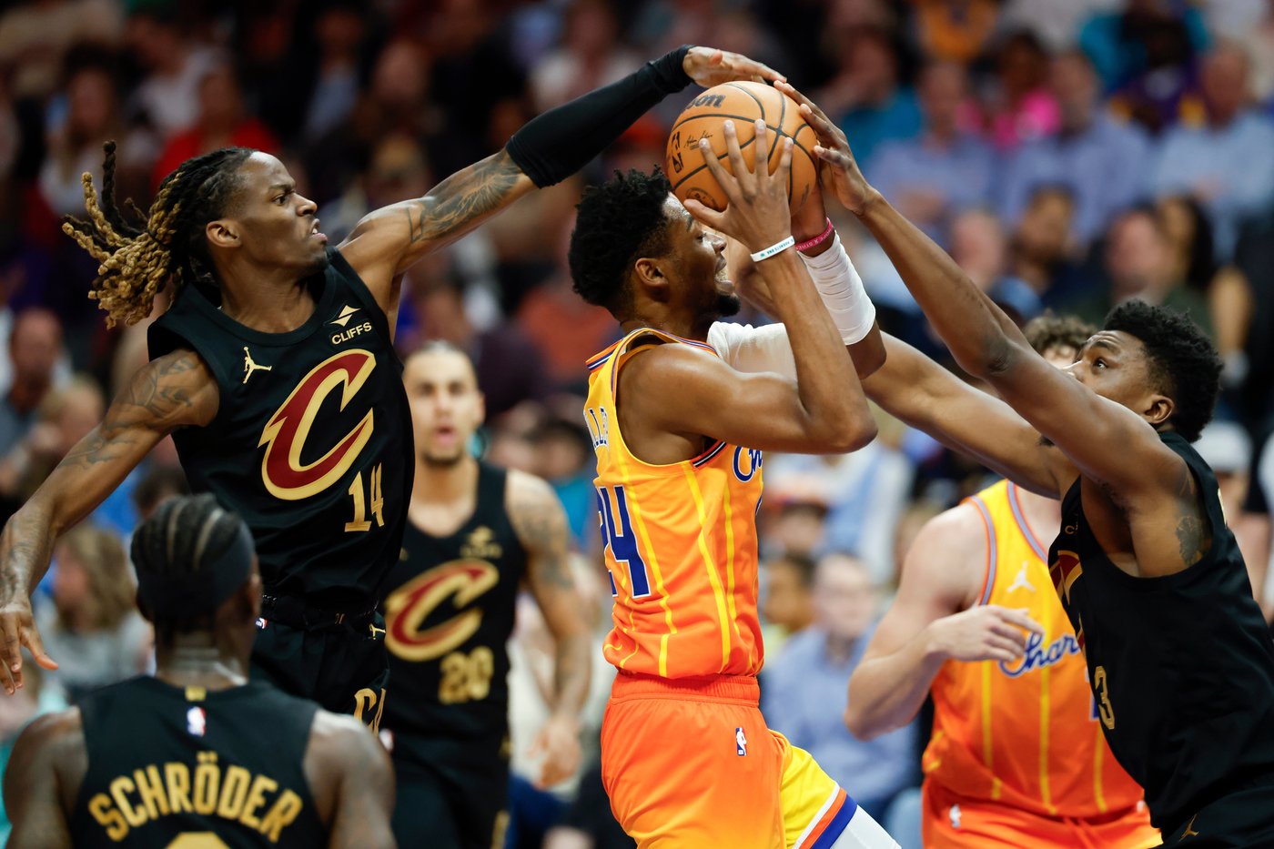 Donovan Mitchell scores 32 points as Cavaliers beat Hornets 118-113 for 7th straight victory | iNFOnews.ca