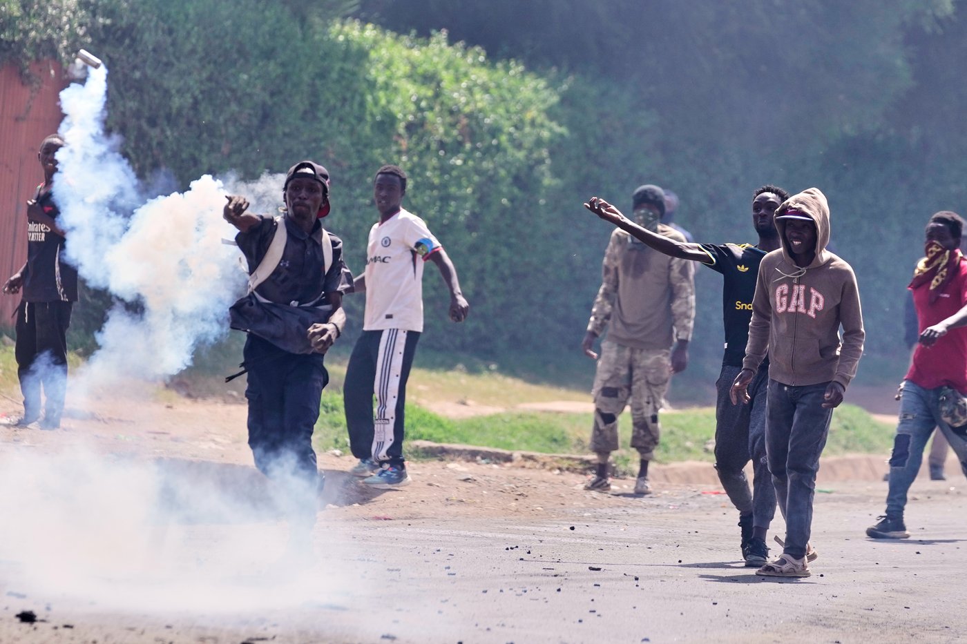 Kenya protesters clash with police over proposed Ebola center for US citizens, in photos | iNFOnews.ca