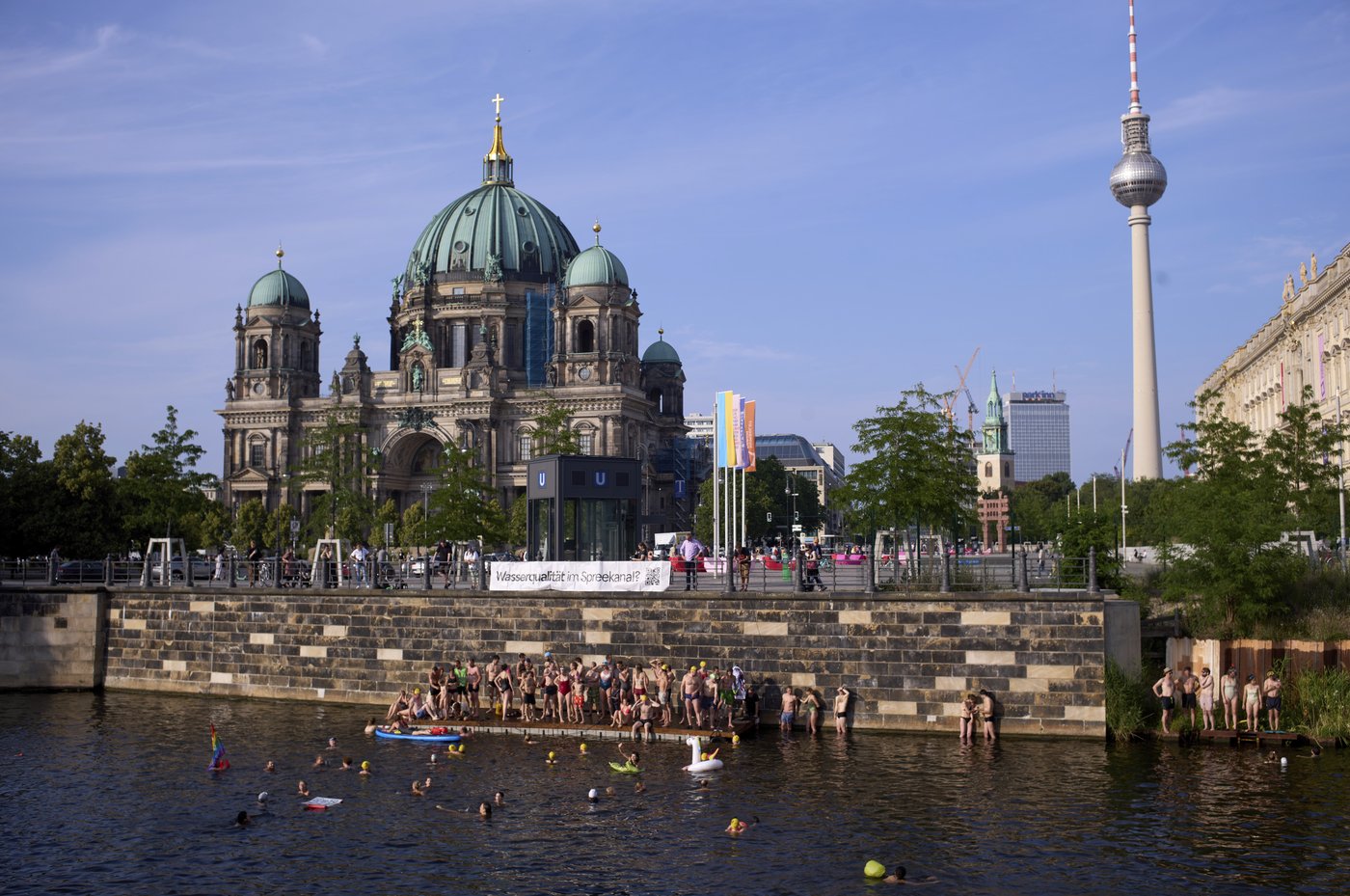Berliners jump into the Spree River to show it's clean enough for swimming | iNFOnews.ca Berliners jump into the Spree River to show it's clean enough for swimming | iNFOnews.ca