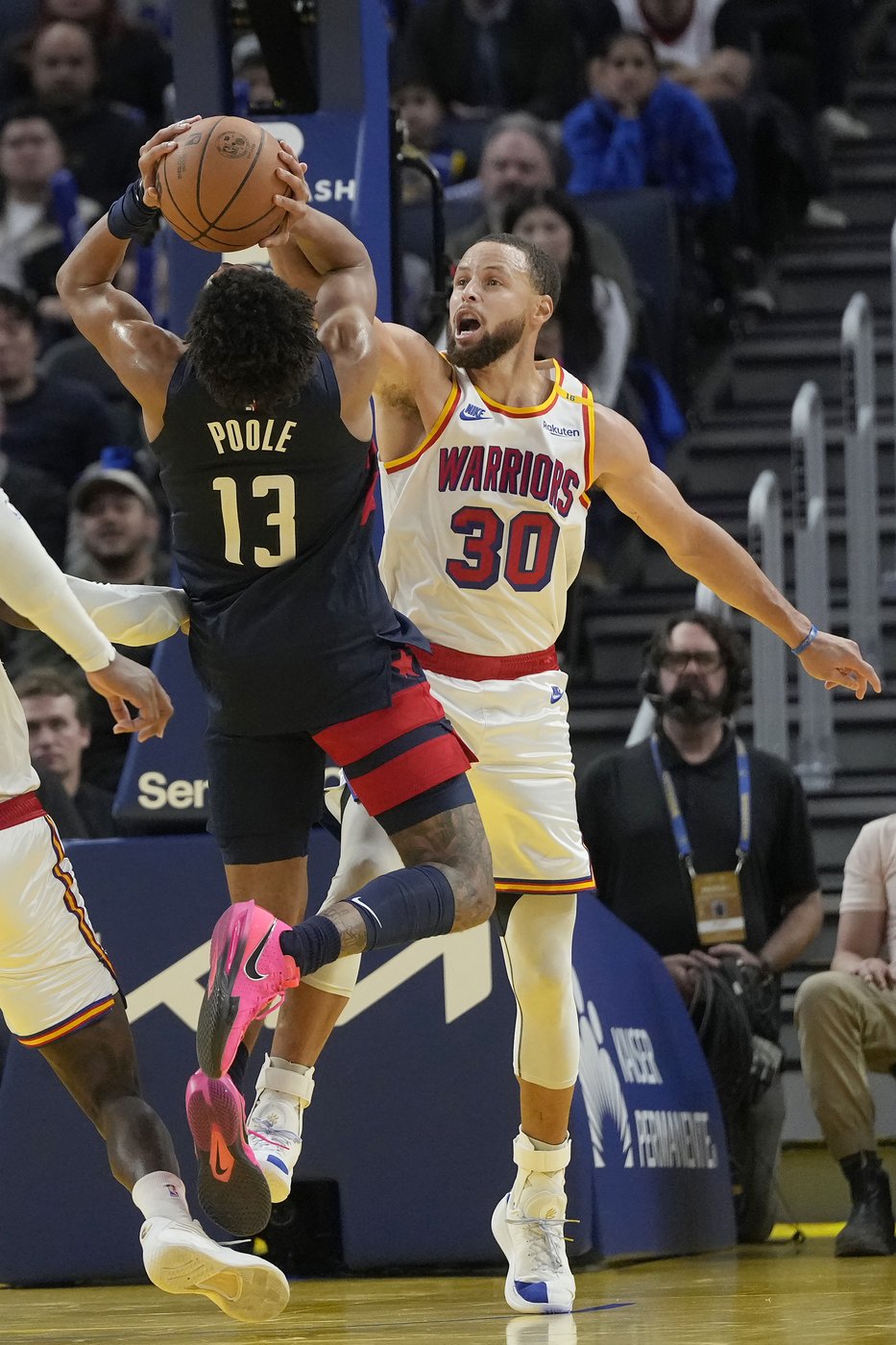 Stephen Curry scores 26 before leaving with ankle injury as Warriors beat Wizards 122-114 | iNFOnews.ca Stephen Curry scores 26 before leaving with ankle injury as Warriors beat Wizards 122-114 | iNFOnews.ca